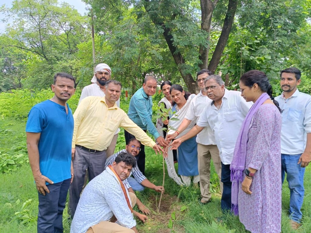 हिंदी एवं पत्रकारिता विभाग ने किया वृक्षारोपण