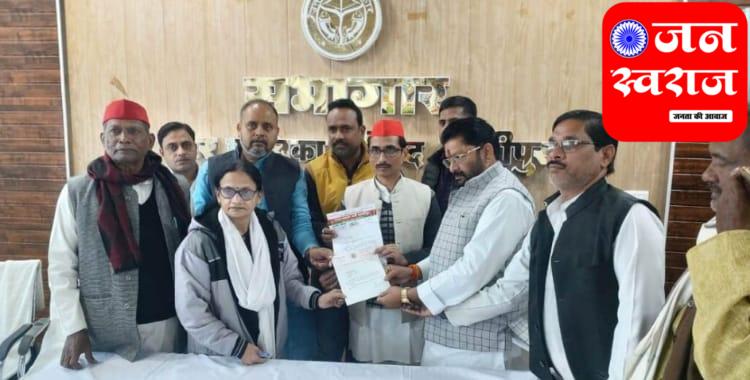 Ghazipur News : गाजीपुर नगरपालिका में नई स्वकर प्रणाली के खिलाफ समाजवादी पार्टी के विधायक जैकिशन साहू ने अधिशासी अधिकारी को पत्रक दिया। 