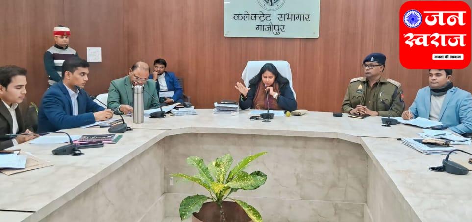 Ghazipur News जिलाधिकारी आर्यका अखौरी ने आबकारी अधिकारी का रोका वेतन