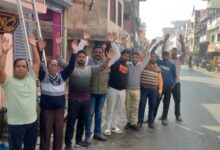 Kushinagar news व्यवसायियों की मांग गन्ना ढुलाई में लगे ट्रालों को किया जाये बंद बोदरवार बाजार