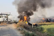 Bihar News : रेलवे फाटक बंद करने के विरोध में ग्रामीणों ने किया आक्रोश प्रदर्शन, जेसीबी फूंकी और ट्रेन रोकी