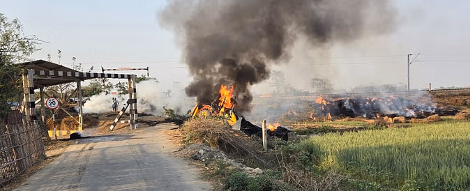 Bihar News : रेलवे फाटक बंद करने के विरोध में ग्रामीणों ने किया आक्रोश प्रदर्शन, जेसीबी फूंकी और ट्रेन रोकी