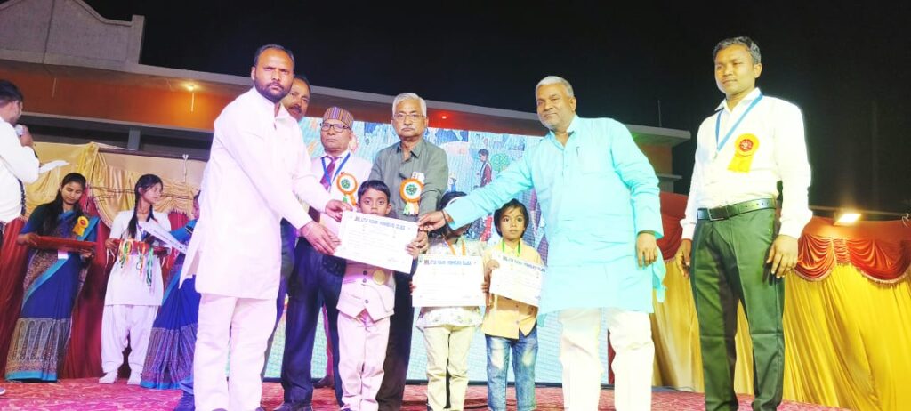 कुशीनगर: लिटिल फ्लावर स्कूल के वार्षिकोत्सव में छात्रों ने बिखेरी प्रतिभा की चमक