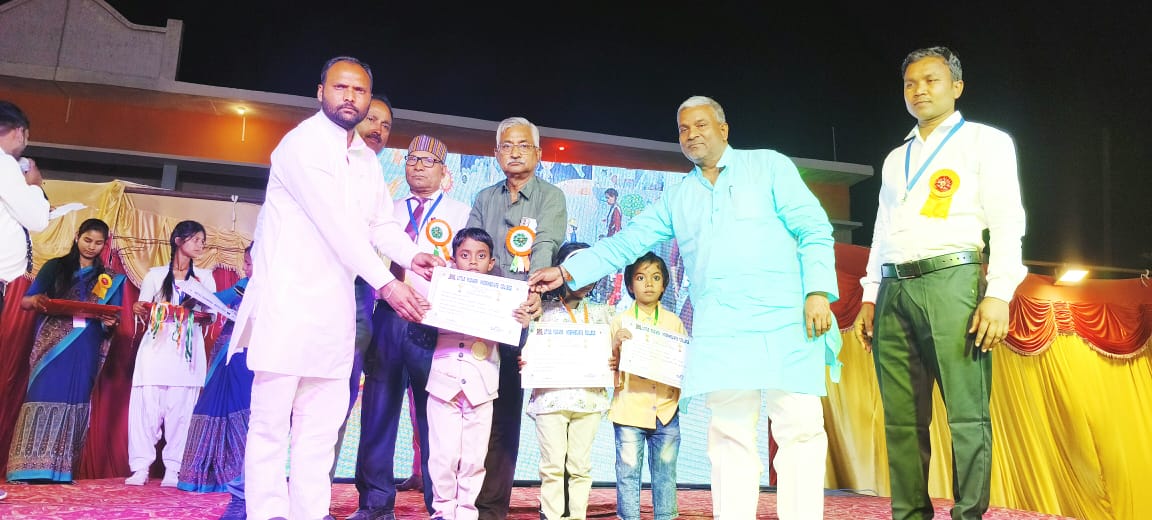 कुशीनगर: लिटिल फ्लावर स्कूल के वार्षिकोत्सव में छात्रों ने बिखेरी प्रतिभा की चमक