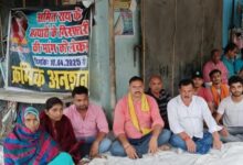 कुशीनगर में बेटे की हत्या के इंसाफ के लिए अनशन पर बैठीं माँ, अब तक आरोपी फरार