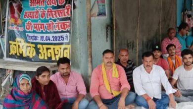 कुशीनगर में बेटे की हत्या के इंसाफ के लिए अनशन पर बैठीं माँ, अब तक आरोपी फरार