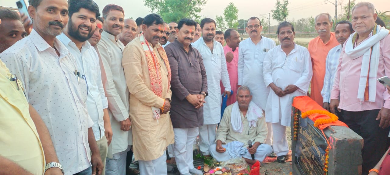 कुशीनगर के चकिया गांव में शुरू हुआ रेलवे अंडरपास निर्माण, ग्रामीणों में खुशी की लहर