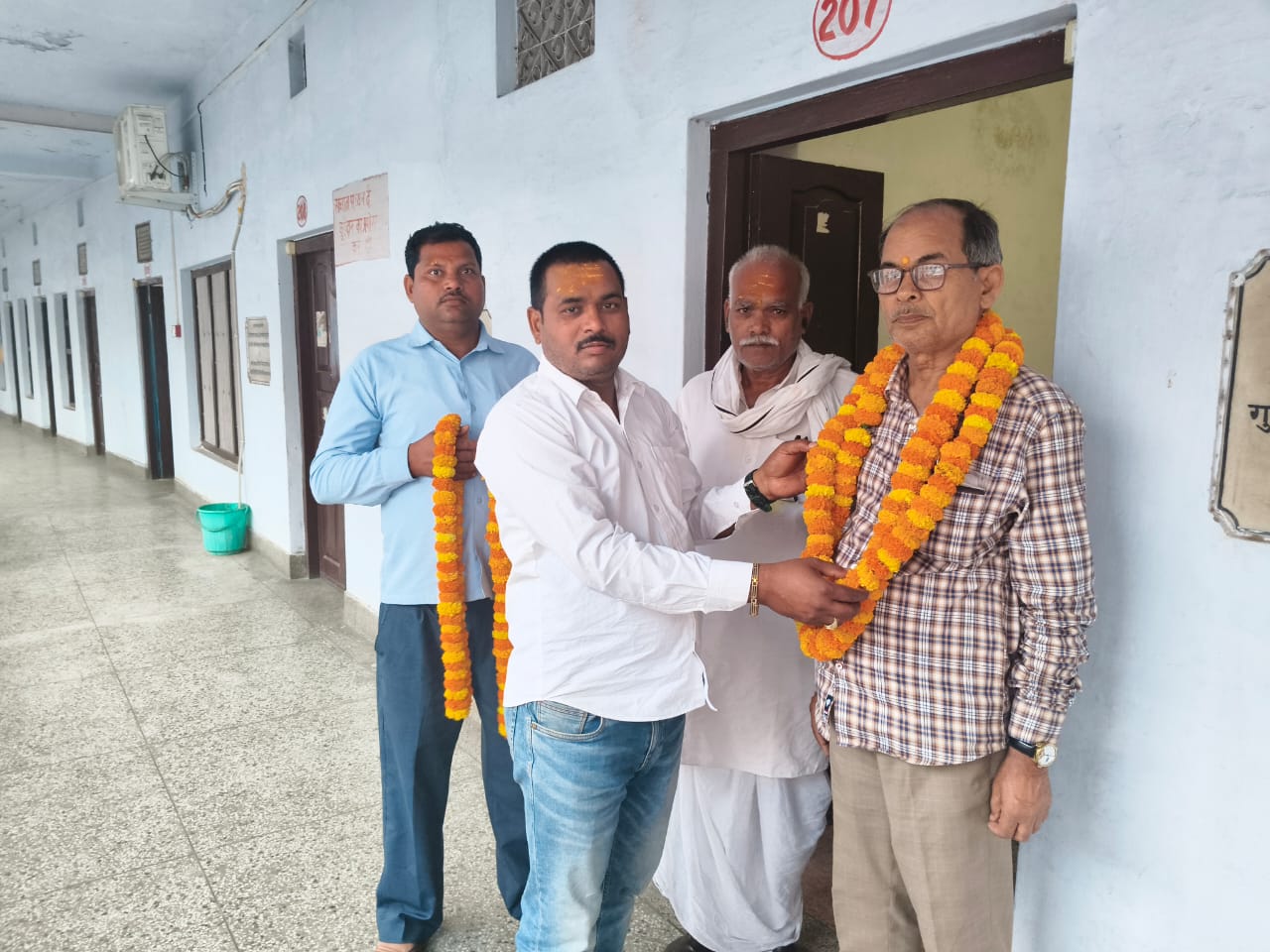 कुशीनगर के पत्रकार डॉ. ओमप्रकाश द्विवेदी ओम को ग्रामीण पत्रकार एसोसिएशन के चुनाव में ऐतिहासिक जीत