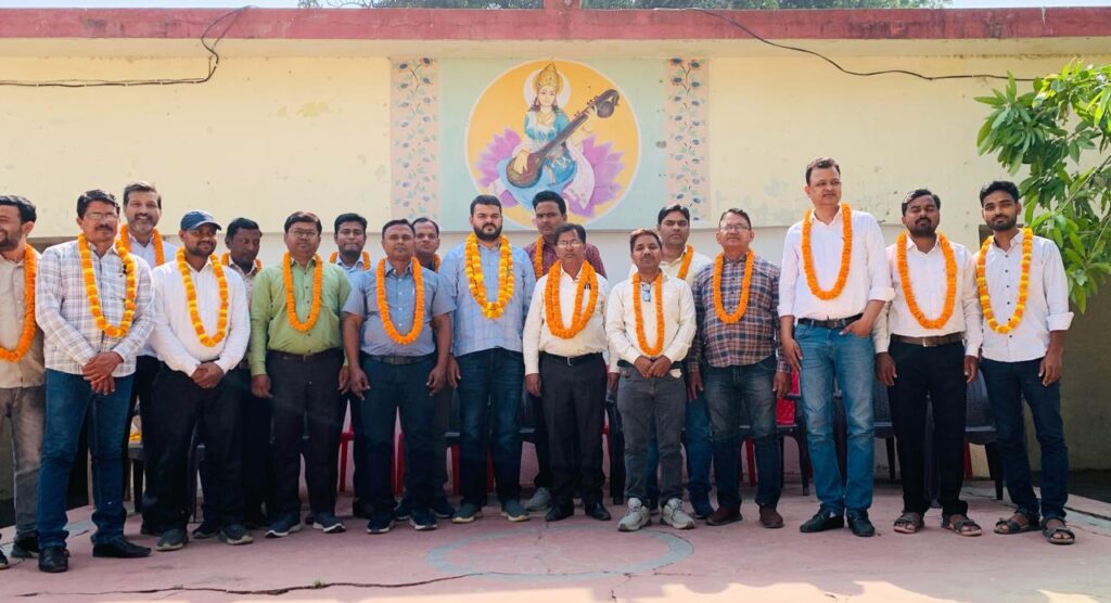 Deoria: 12th में जिला टॉपर प्रीति के अध्यापक किए गए सम्मानित
