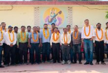 Deoria: 12th में जिला टॉपर प्रीति के अध्यापक किए गए सम्मानित