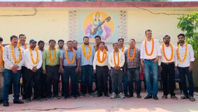Deoria: 12th में जिला टॉपर प्रीति के अध्यापक किए गए सम्मानित