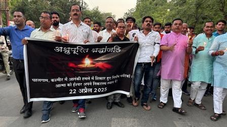 गोरखपुर कैंडल मार्च निकालकर पहलगाम के मृतकों को दी गई