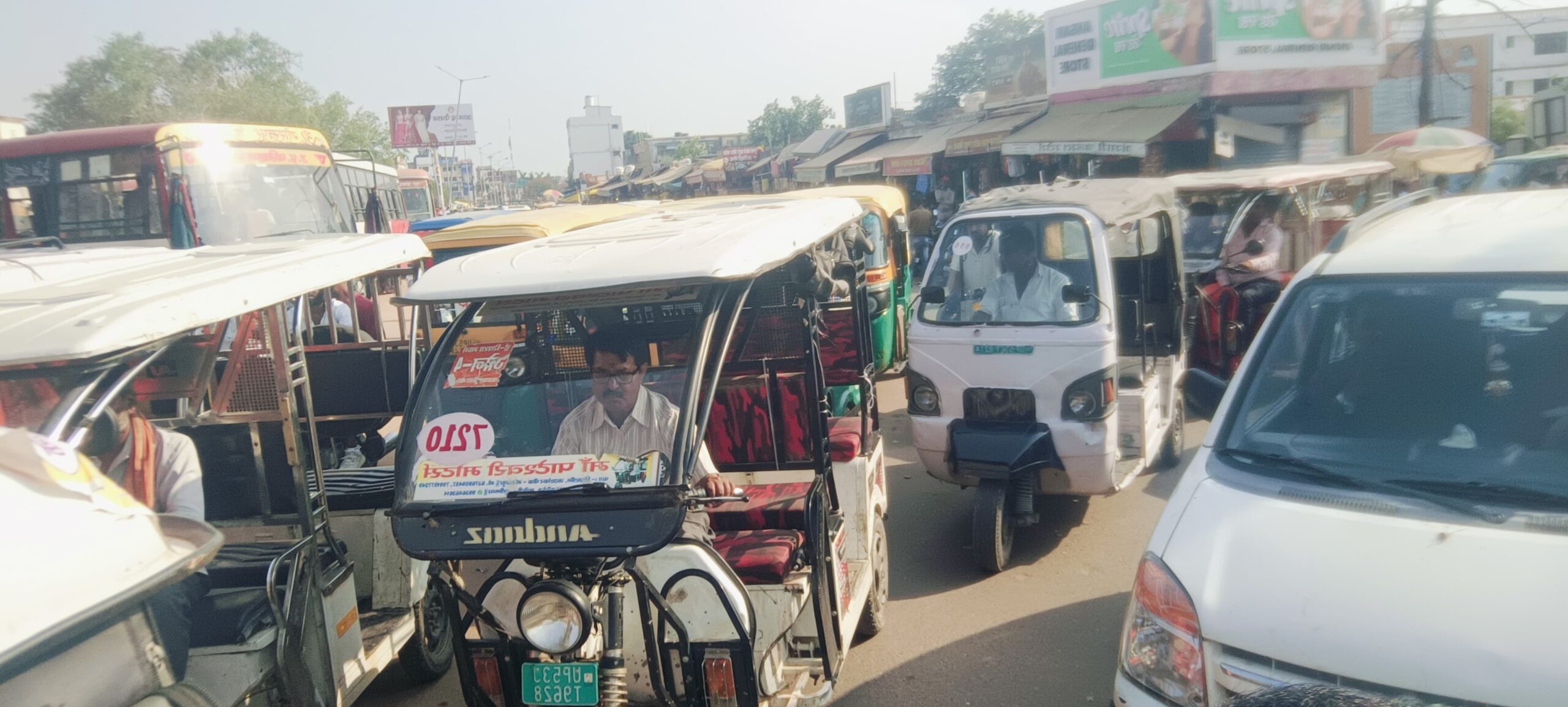 गोरखपुर रेलवे स्टेशन के पास ट्रैफिक जाम की एक फोटो