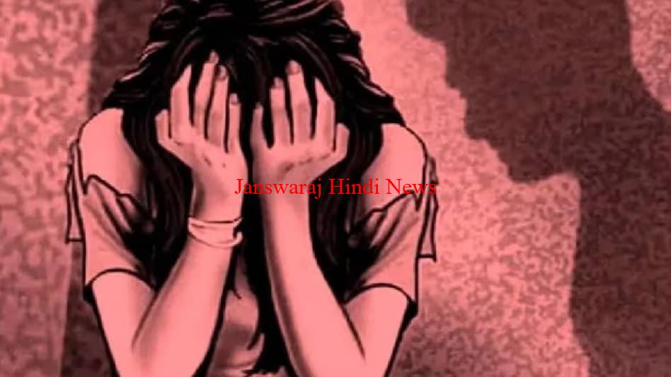 Kushinagar News: 14 वर्षीय किशोरी को भगाने का माँ ने लगाया पिता-पुत्र पर आरोप, 20 हजार रुपए भी ले गई किशोरी