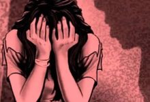Kushinagar News: 14 वर्षीय किशोरी को भगाने का माँ ने लगाया पिता-पुत्र पर आरोप, 20 हजार रुपए भी ले गई किशोरी