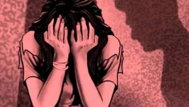 Kushinagar News: 14 वर्षीय किशोरी को भगाने का माँ ने लगाया पिता-पुत्र पर आरोप, 20 हजार रुपए भी ले गई किशोरी