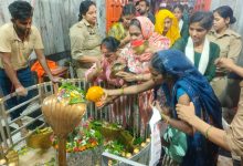 Gorakhpur News: सावन के अंतिम सोमवार शिवालयों में उमड़ी भीड़, कांवर, बेलपत्रादि के साथ दिखे श्रद्धालु