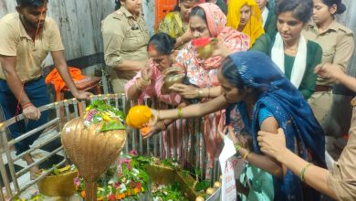 Gorakhpur News: सावन के अंतिम सोमवार शिवालयों में उमड़ी भीड़, कांवर, बेलपत्रादि के साथ दिखे श्रद्धालु