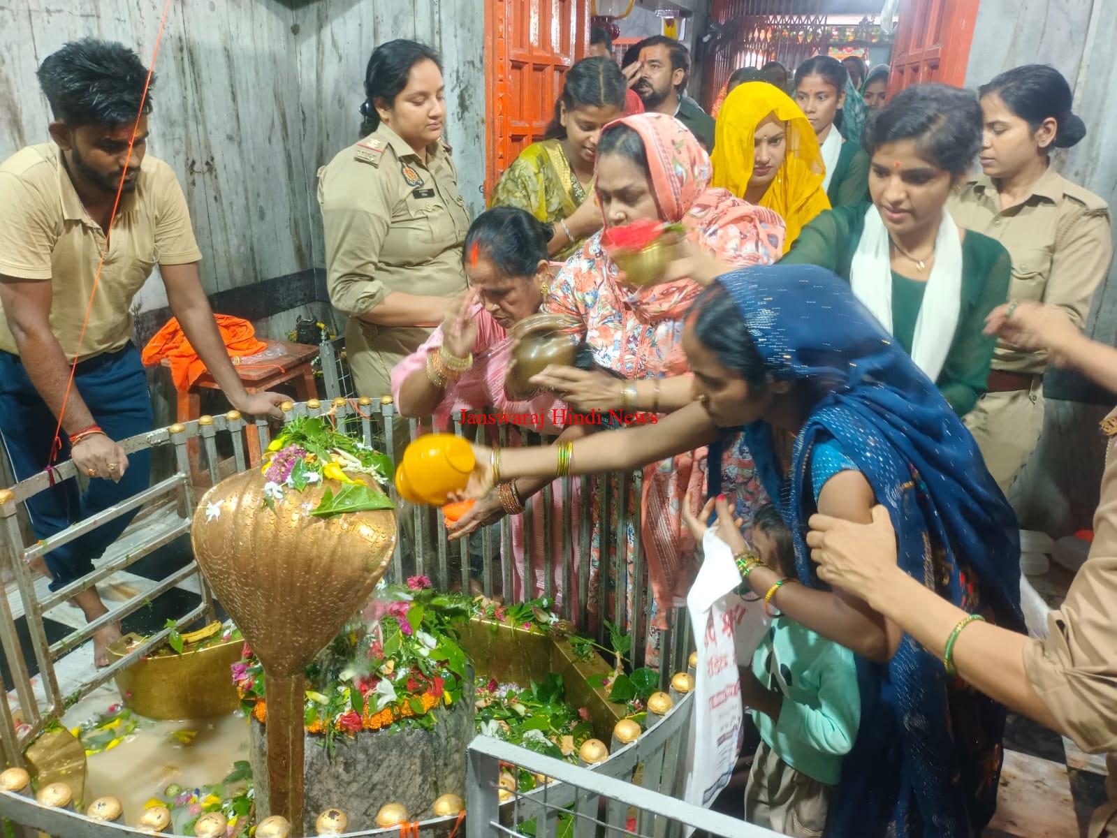 Gorakhpur News: सावन के अंतिम सोमवार शिवालयों में उमड़ी भीड़, कांवर, बेलपत्रादि के साथ दिखे श्रद्धालु