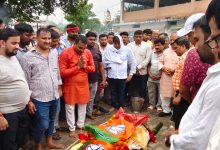 Gorakhpur: Block pramukh mourns the death of his son, Mandal president offers condolences by hoisting BJP flag