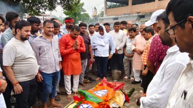 Gorakhpur: Block pramukh mourns the death of his son, Mandal president offers condolences by hoisting BJP flag