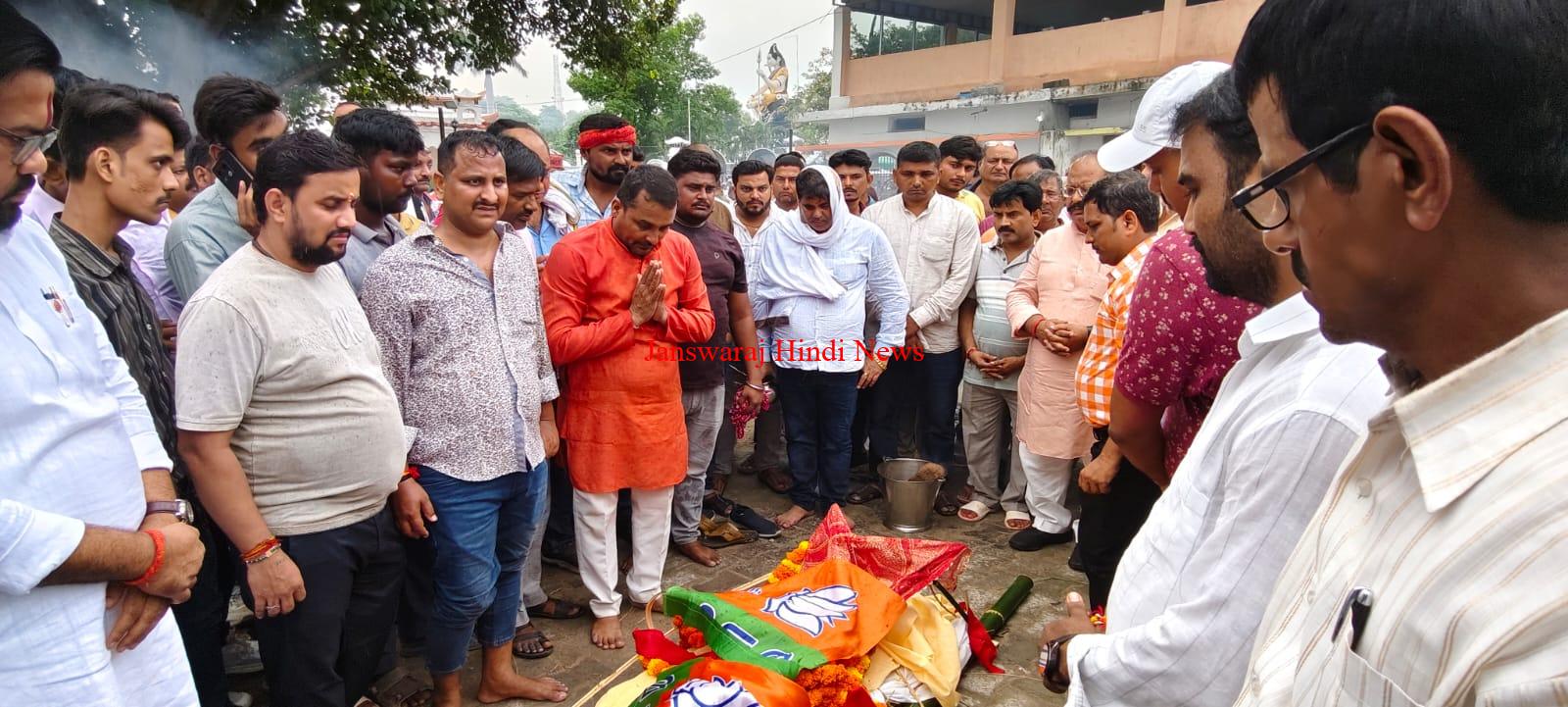 Gorakhpur: Block pramukh mourns the death of his son, Mandal president offers condolences by hoisting BJP flag