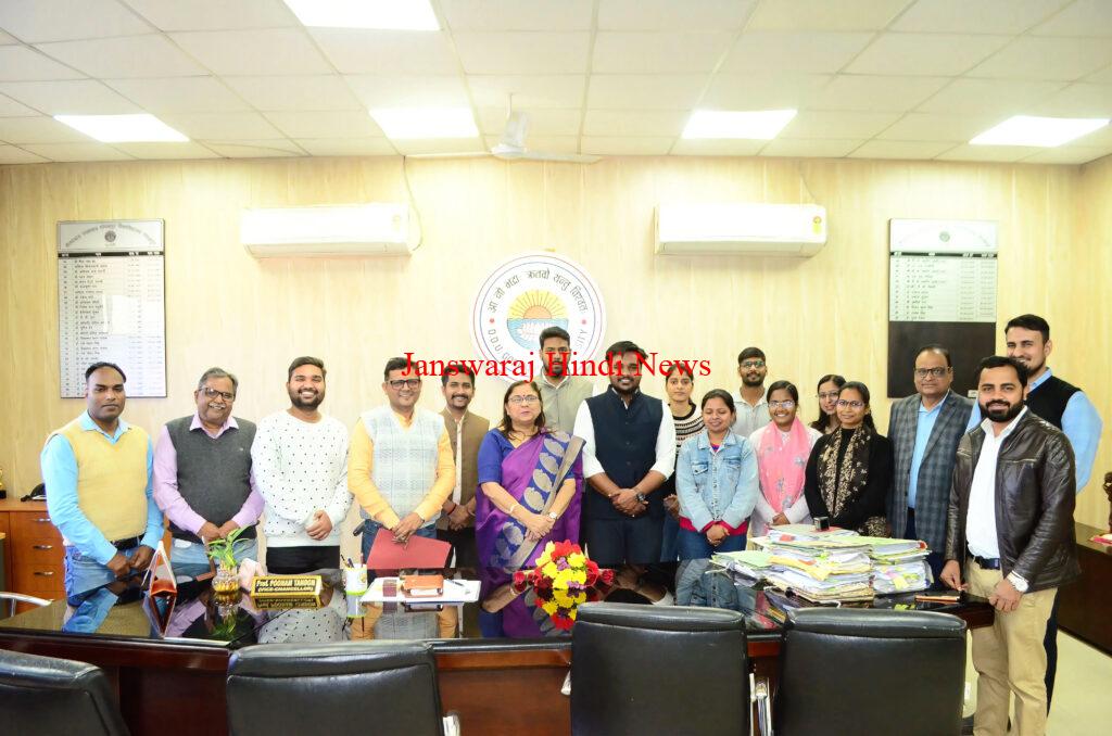गौरवमयी क्षण: गोरखपुर विश्वविद्यालय के पत्रकारिता विभाग के सात मेधावियों ने यूजीसी-नेट 2025 में लहराया परचम; कुलपति प्रो. पूनम टंडन ने दी बधाई।